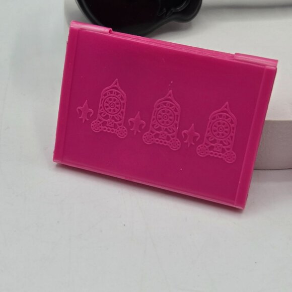 Monster High Doll Accessories Set: Draculaura & Spectra Vondergeist Picture Day - Picture 2 of 6